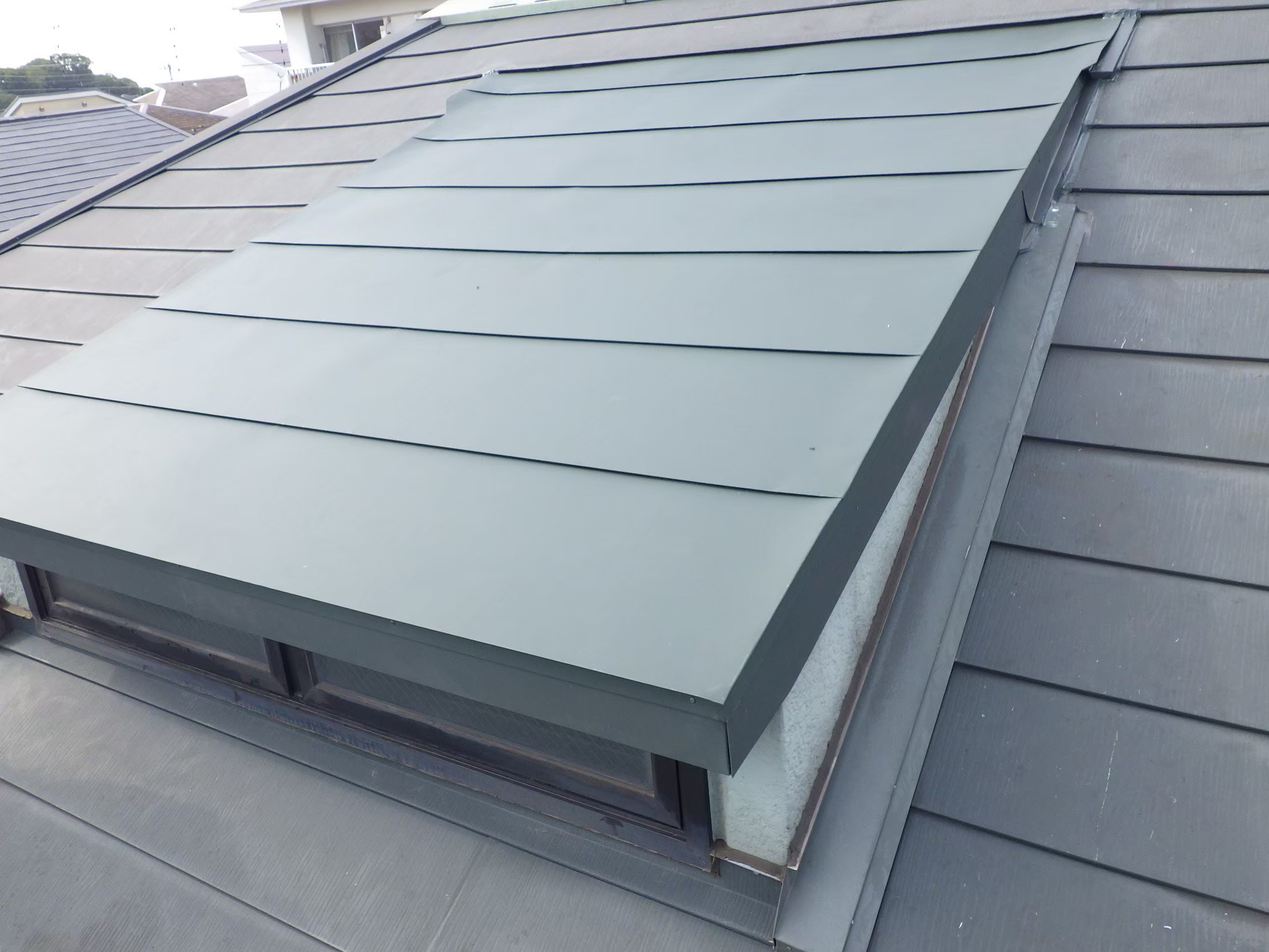 横浜市鶴見区にて雨漏り修理〈天窓からの雨漏り修理〉