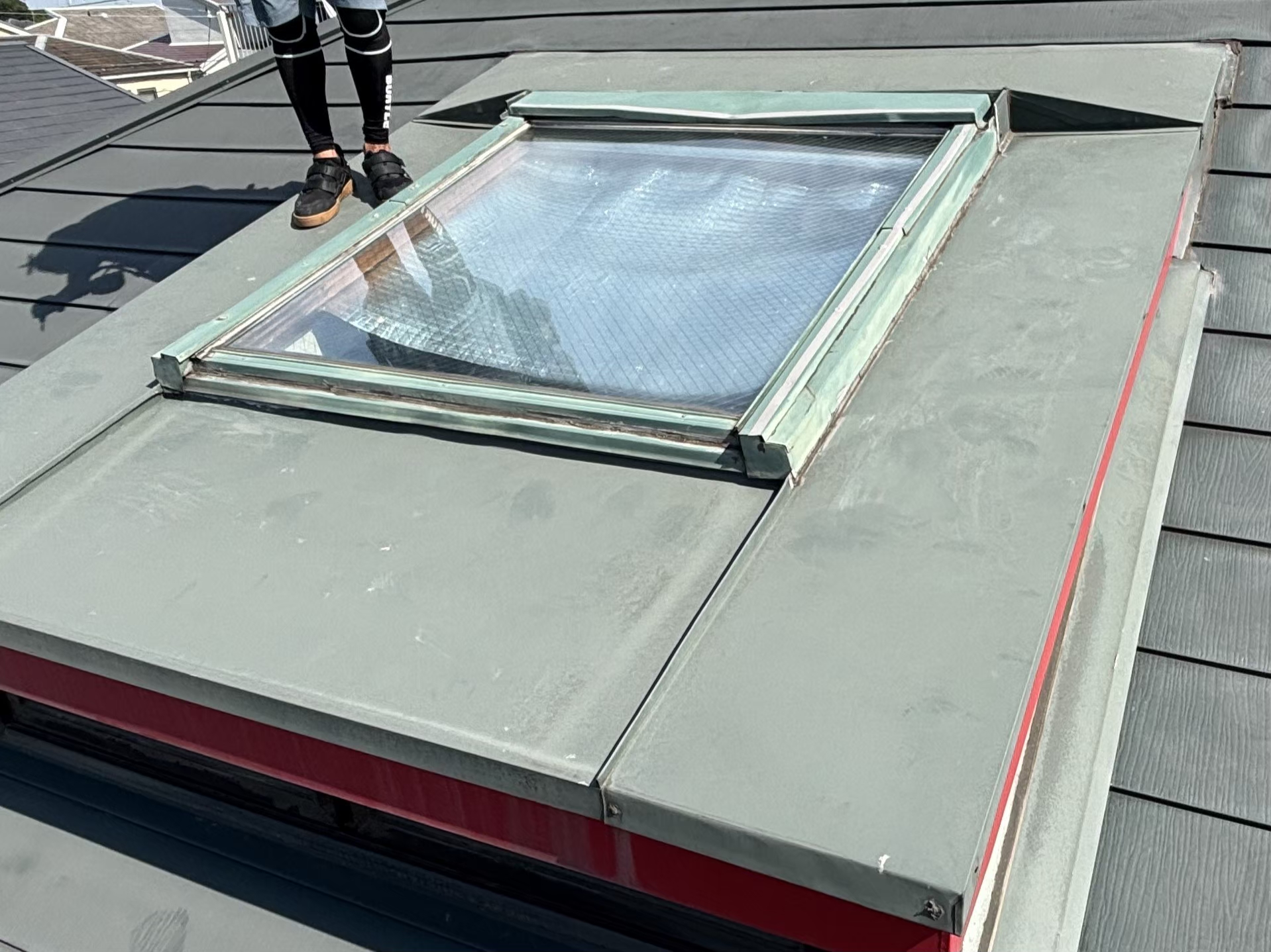 横浜市鶴見区にて雨漏り修理〈天窓からの雨漏り修理〉の施工前写真