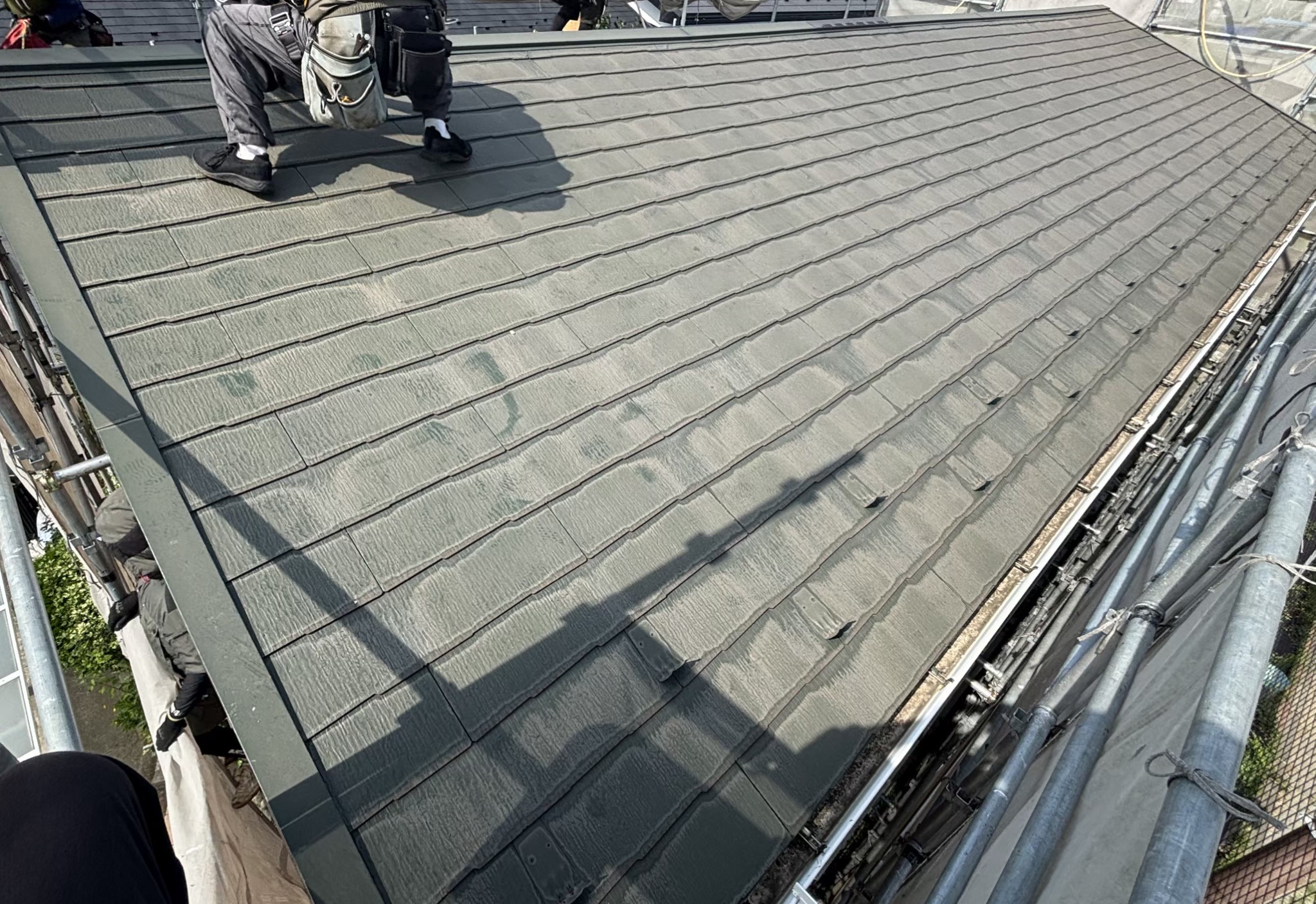 横浜市鶴見区にて雨漏り修理〈飛来物による屋根材のひび割れ〉の施工前写真