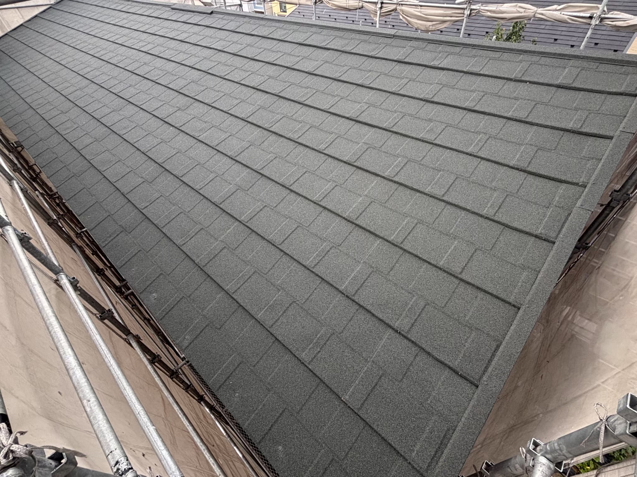 横浜市鶴見区にて雨漏り修理〈飛来物による屋根材のひび割れ〉の施工後写真