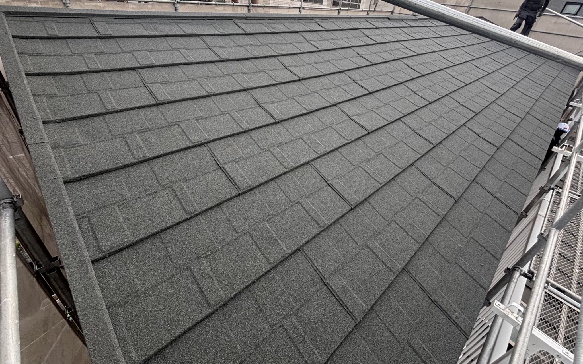 横浜市鶴見区にて屋根修理〈飛来物による屋根材のひび割れ〉