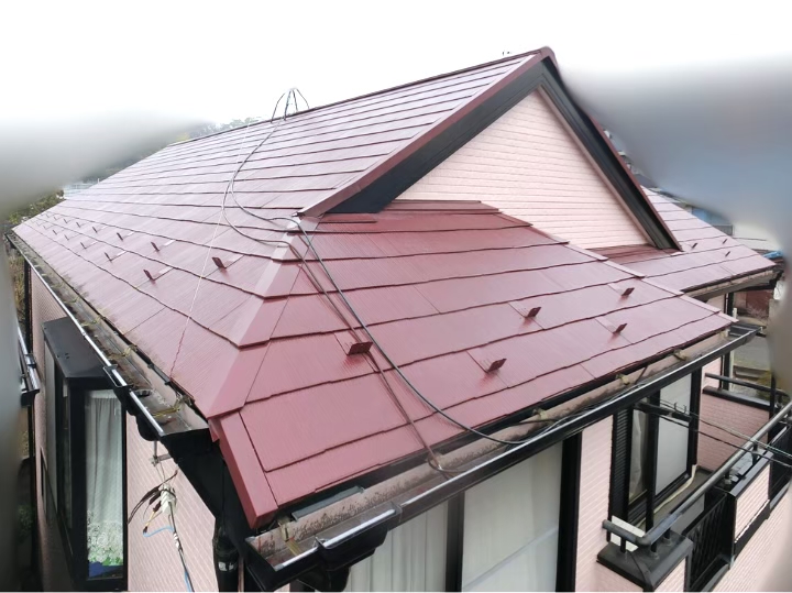 横浜市保土ヶ谷区にて雨漏り修理〈屋根材セネターによる屋根カバー工法〉の施工前写真