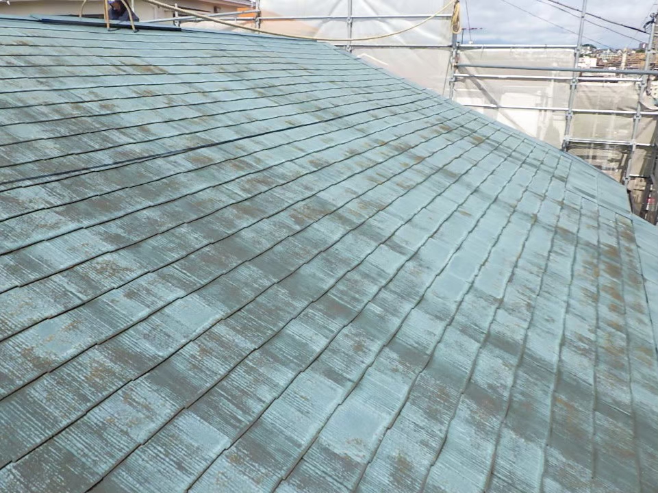 横浜市保土ヶ谷区にて雨漏り修理〈築20年戸建ての屋根カバー工法〉の施工前写真