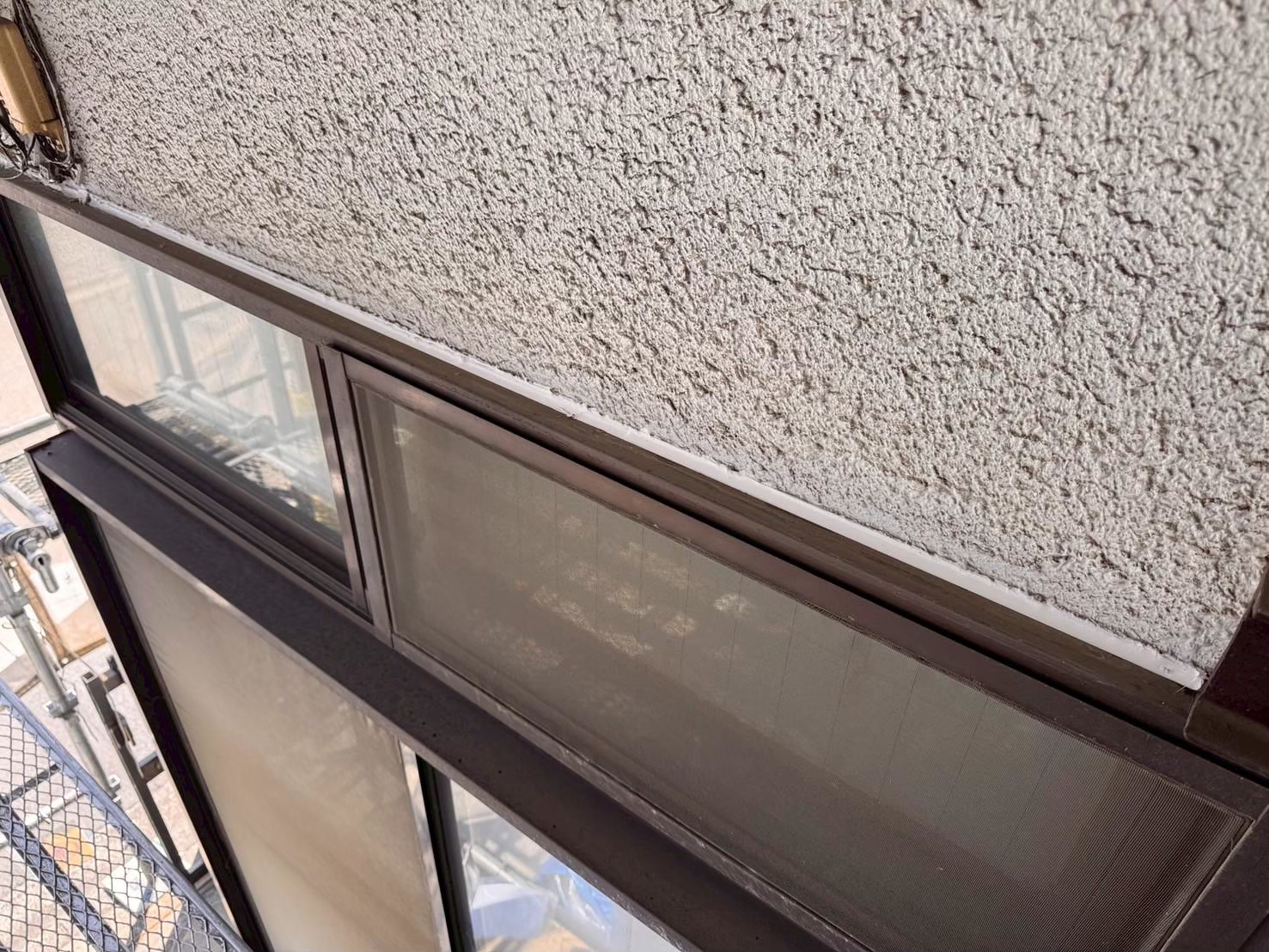 横浜市鶴見区にて雨漏り修理〈サッシ廻りからの雨漏り・シーリング打ち増し〉の施工後写真