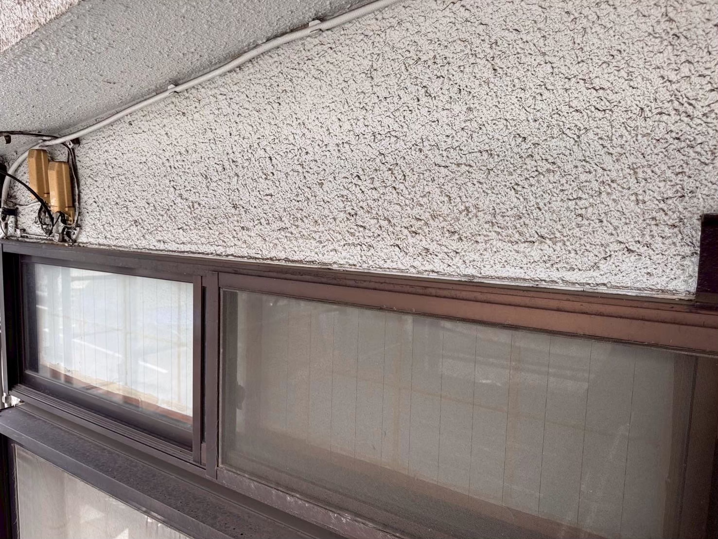 横浜市鶴見区にて雨漏り修理〈サッシ廻りからの雨漏り・シーリング打ち増し〉の施工前写真