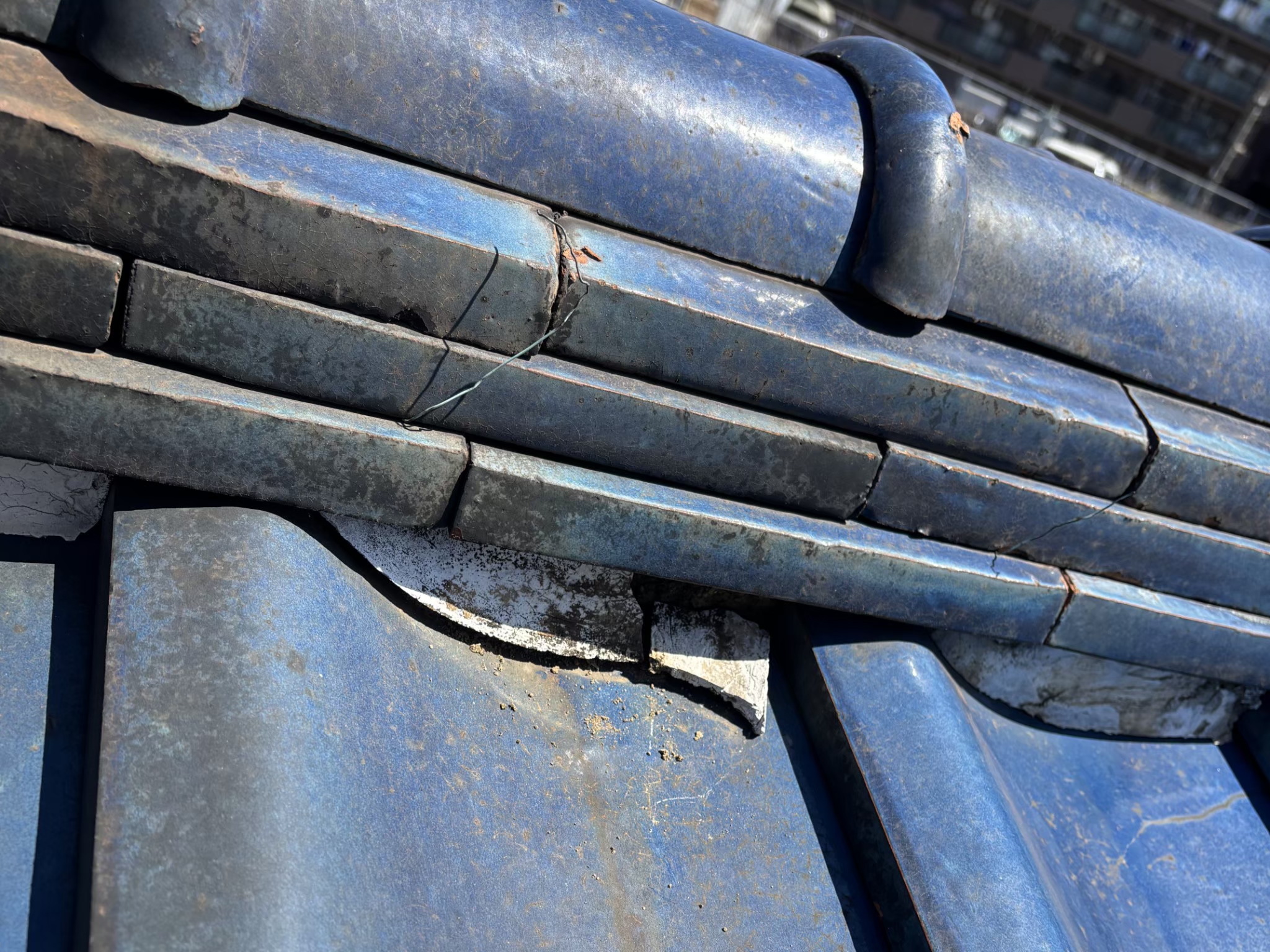 横浜市鶴見区にて雨漏り修理・屋根修理〈棟瓦のズレ・積み直し工事〉の施工前写真