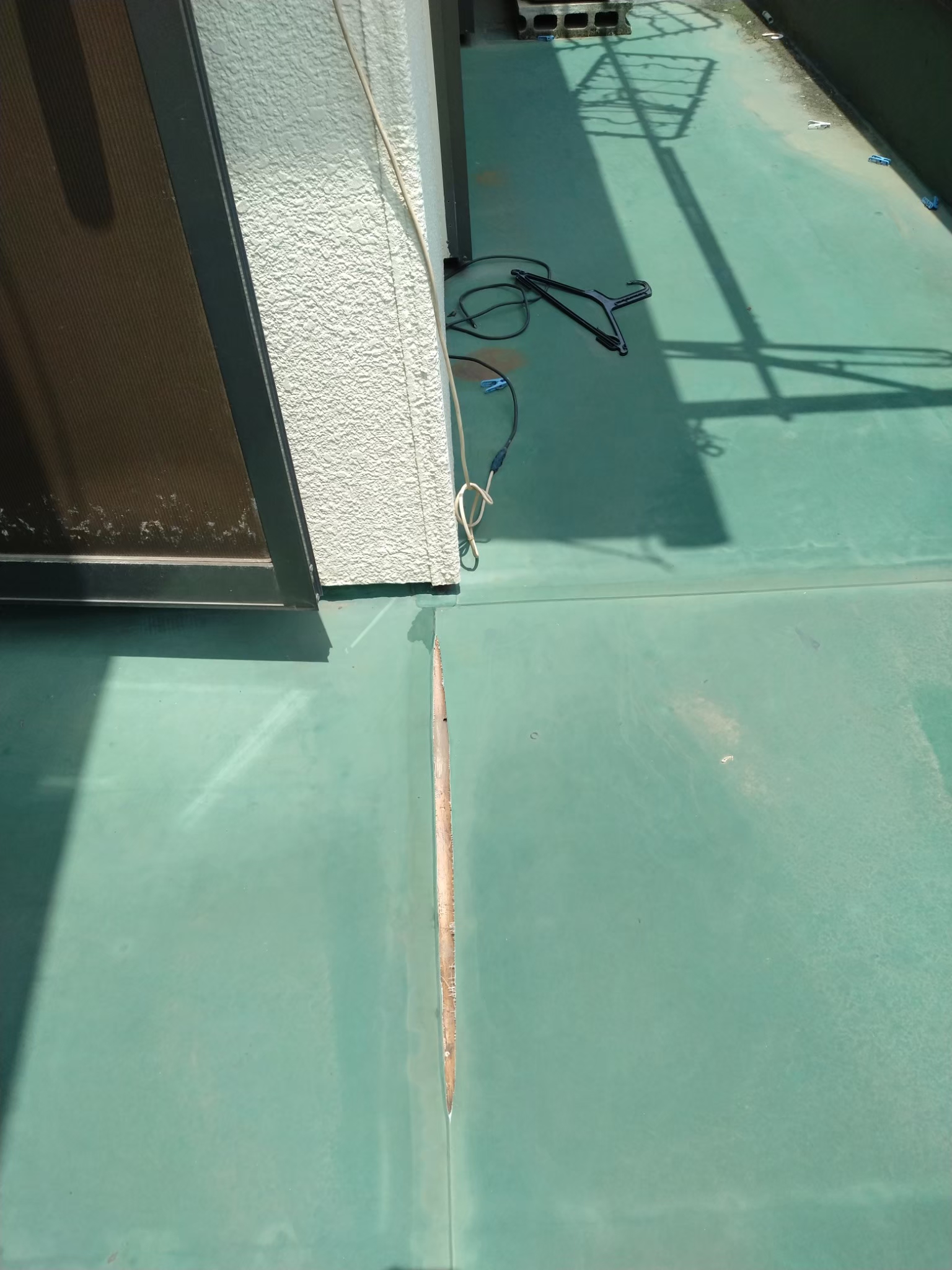 横浜市鶴見区にて雨漏り修理・塩ビシート防水〈ベランダからの雨漏り〉の施工前写真