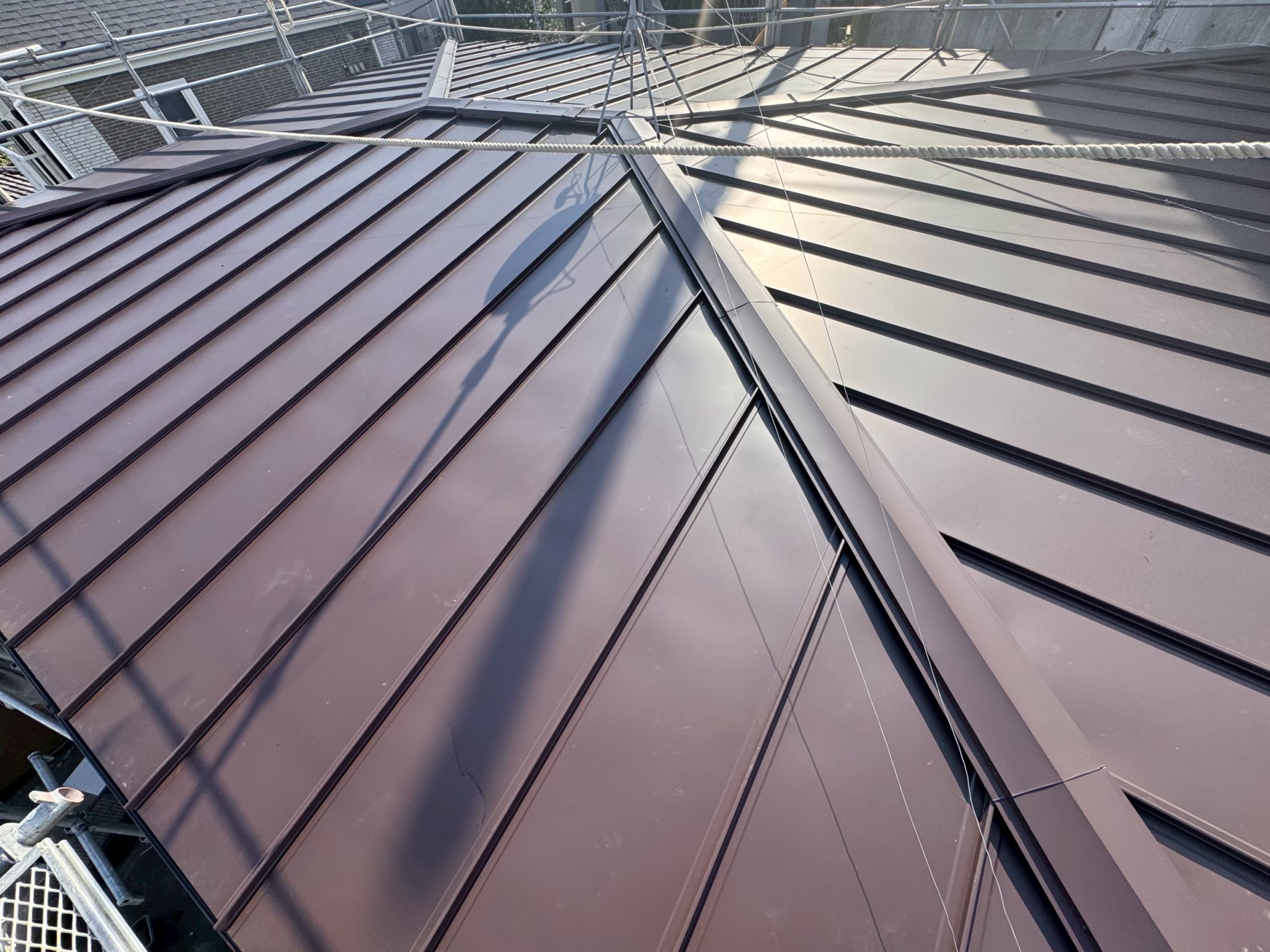 横浜市鶴見区にて屋根の遮熱工事〈金属屋根の葺き替え工事〉の施工後写真