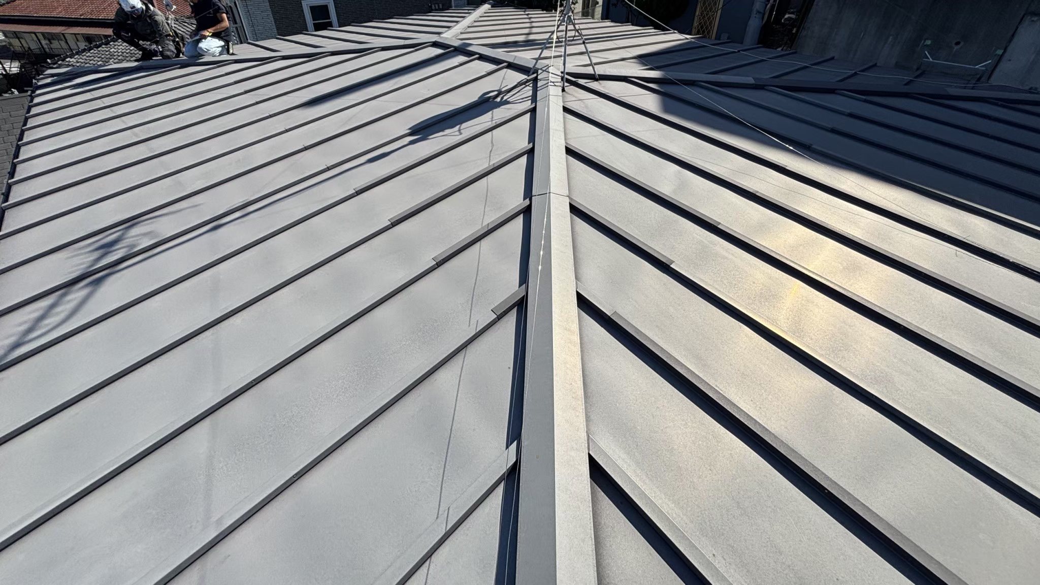 横浜市鶴見区にて屋根の遮熱工事〈金属屋根の葺き替え工事〉の施工前写真