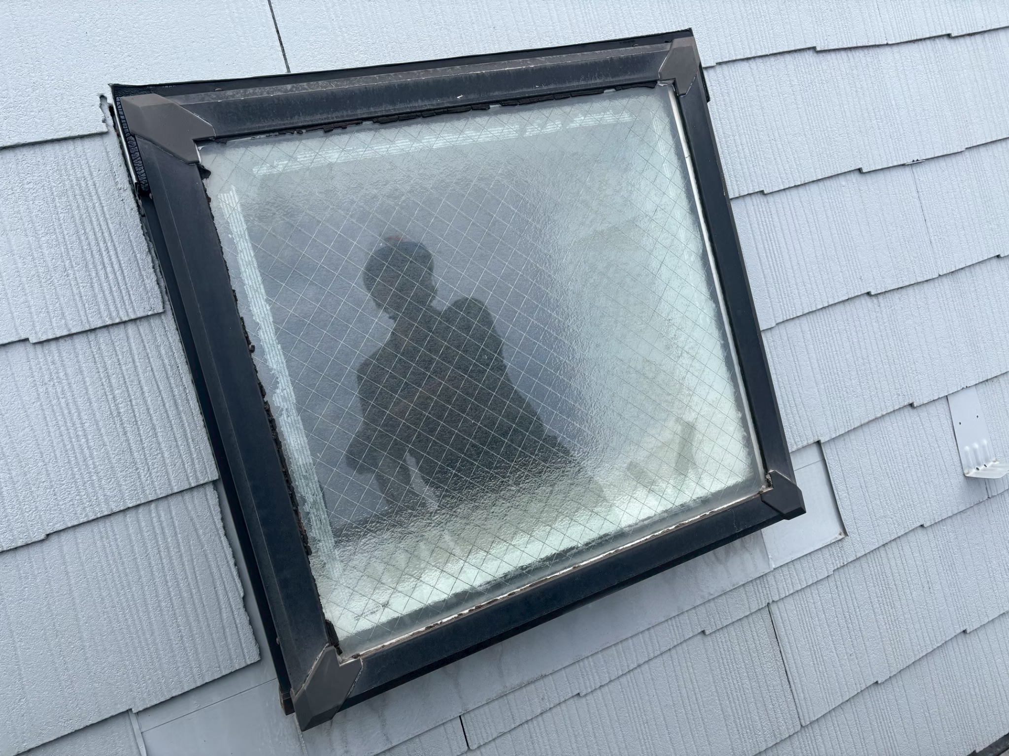 横浜市都筑区にて雨漏り修理〈天窓からの雨漏り・コーキング補修〉の施工前写真