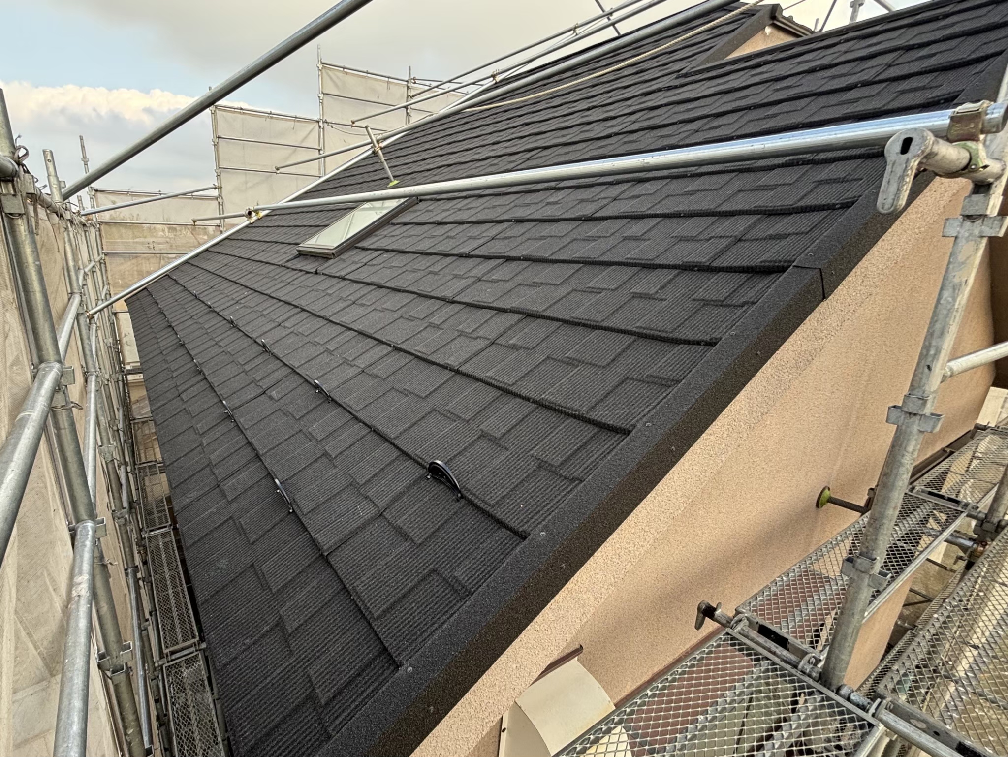 横浜市神奈川区にて屋根修理〈スレート屋根のカバー工法〉の施工後写真