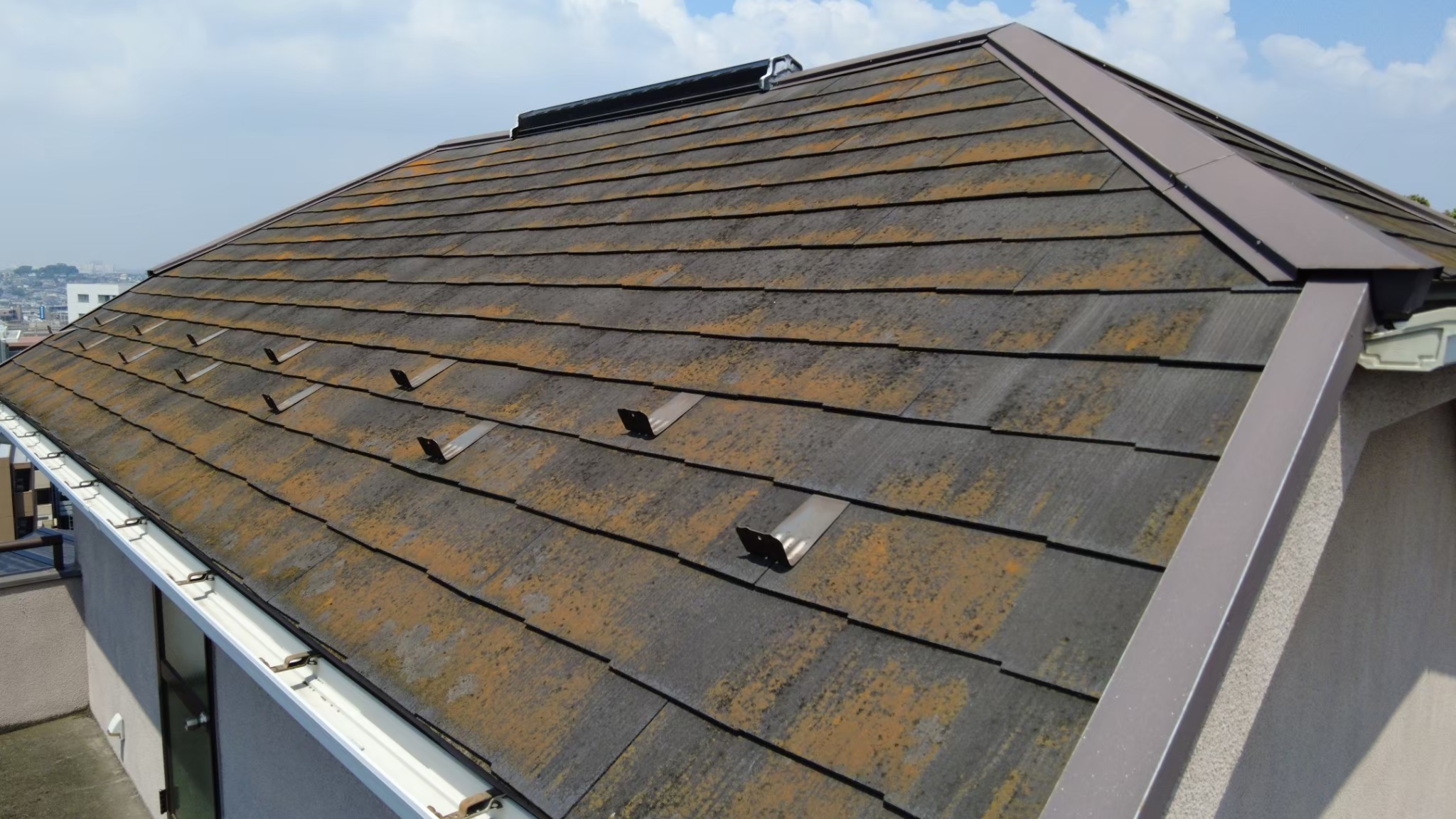 横浜市神奈川区にて屋根修理〈スレート屋根のカバー工法〉の施工前写真