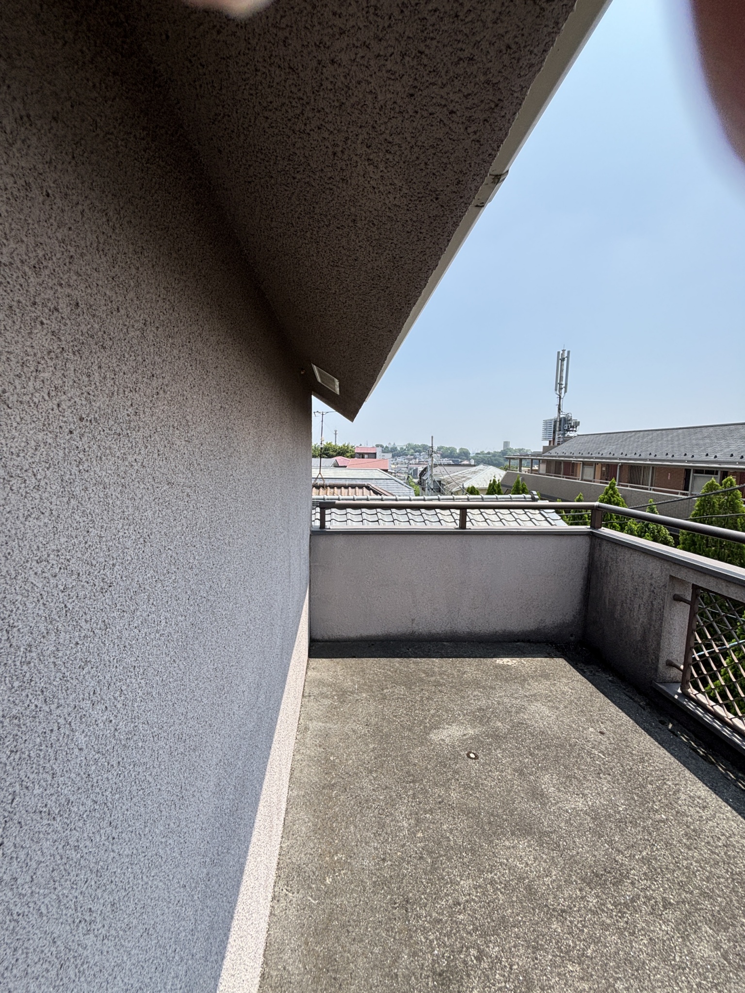 横浜市神奈川区にて雨漏り修理〈軒天の雨染み・FRP防水工事〉の施工前写真