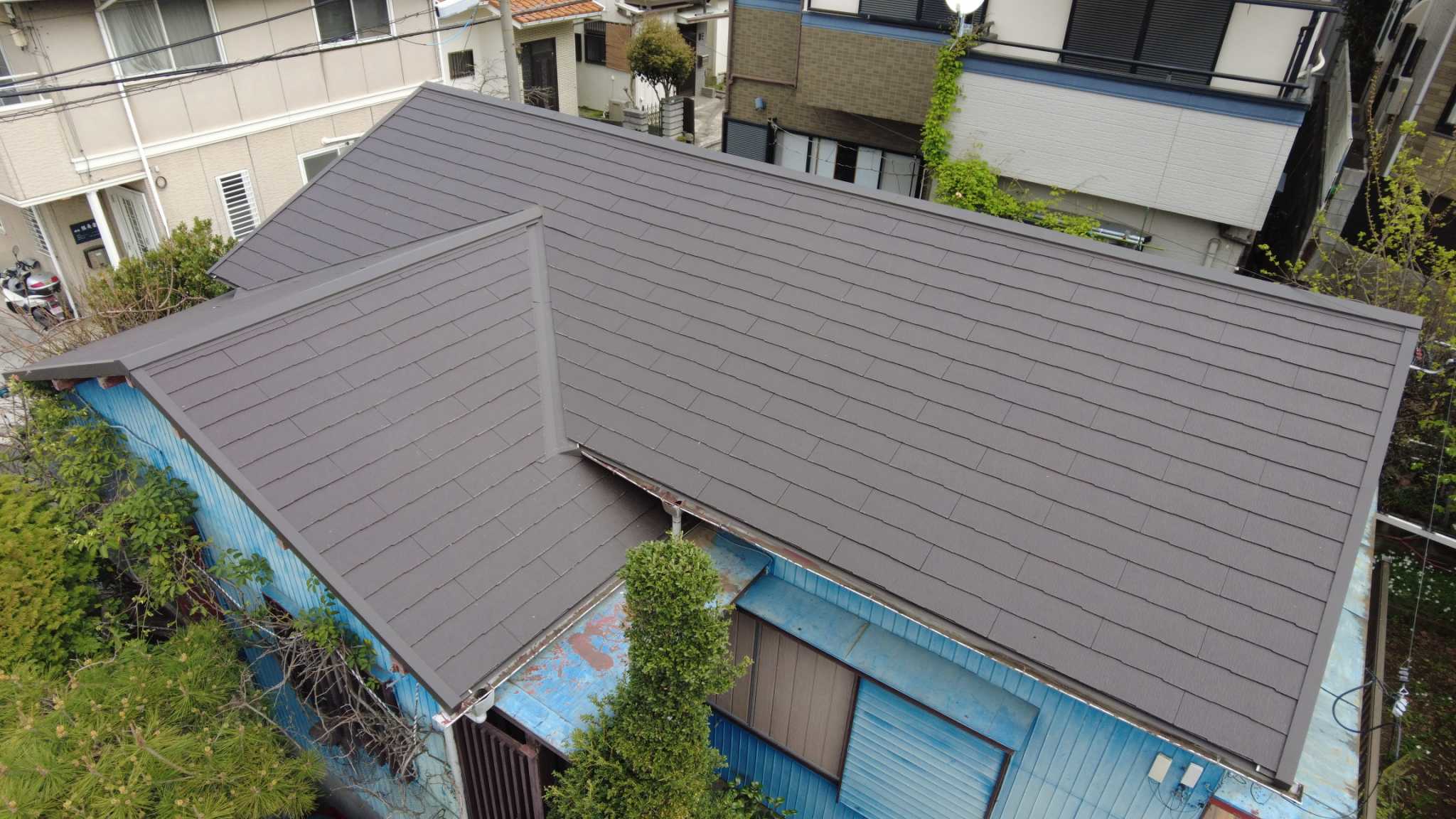 横浜市鶴見区にて屋根修理〈セメント瓦の葺き替え工事・軽量化リフォーム〉の施工後写真