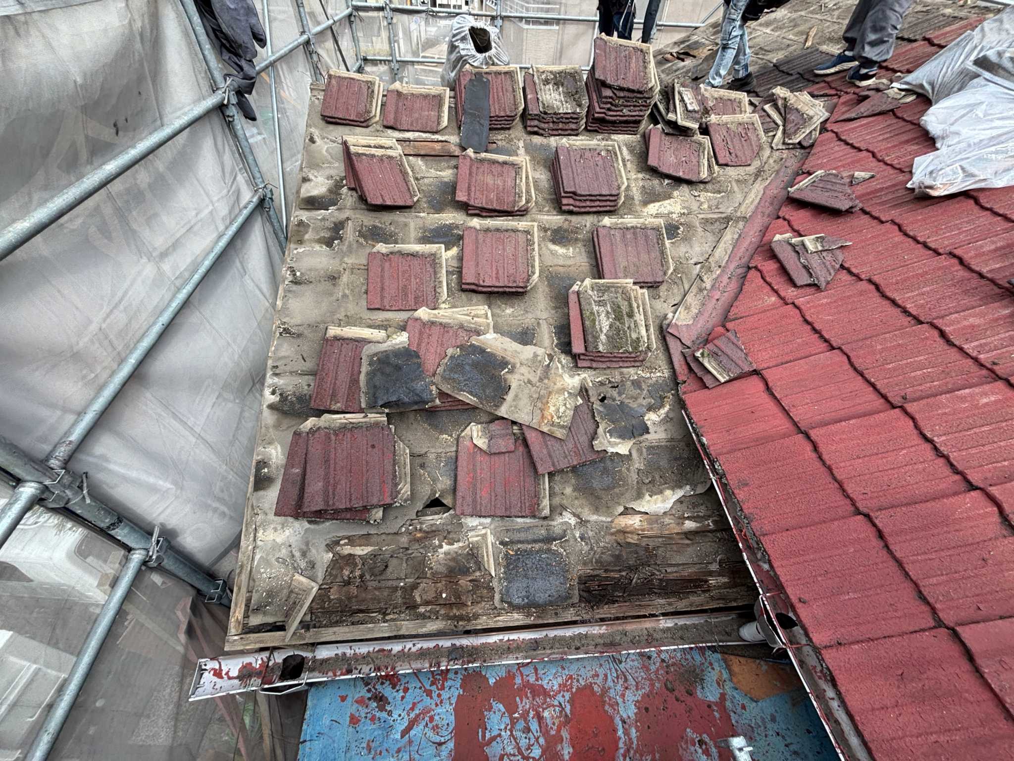 横浜市鶴見区にて屋根修理〈セメント瓦の葺き替え工事・軽量化リフォーム〉の施工前写真