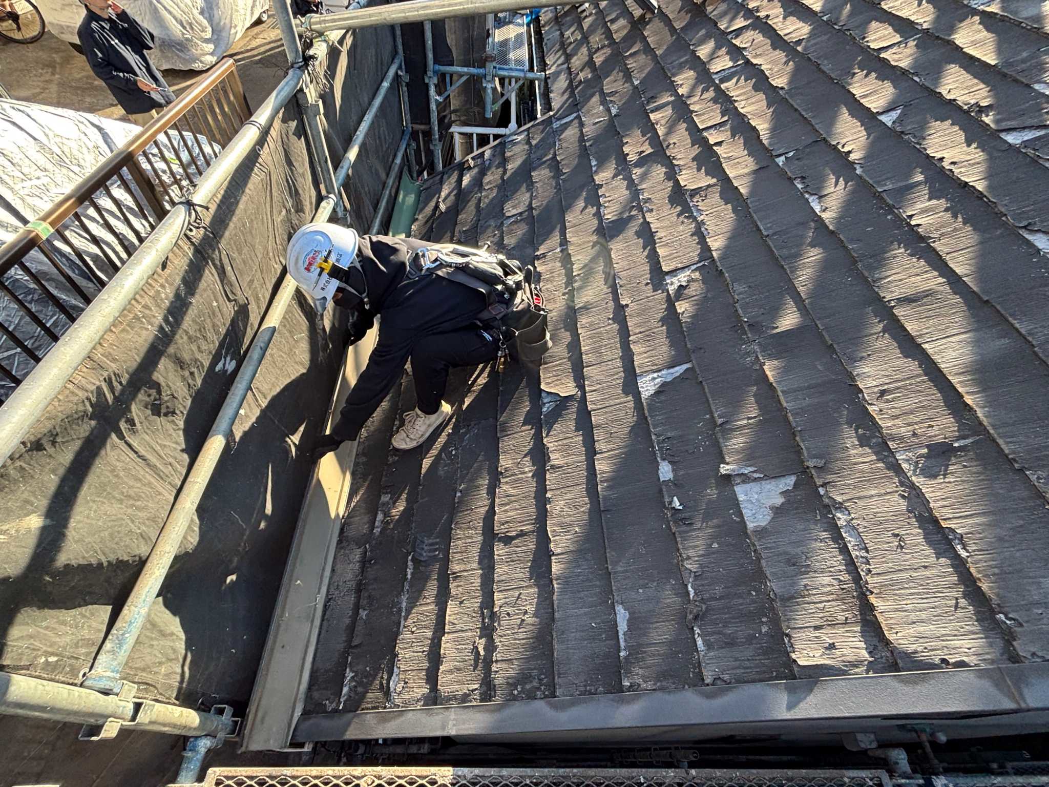 横浜市鶴見区にて屋根修理〈パミール屋根の葺き替え工事〉の施工前写真