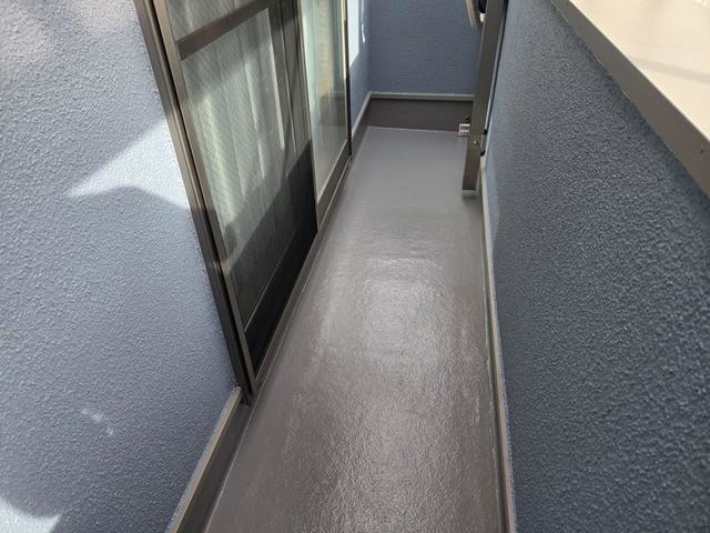 横浜市鶴見区にて雨漏り予防の防水工事〈バルコニーFRP防水〉の施工後写真