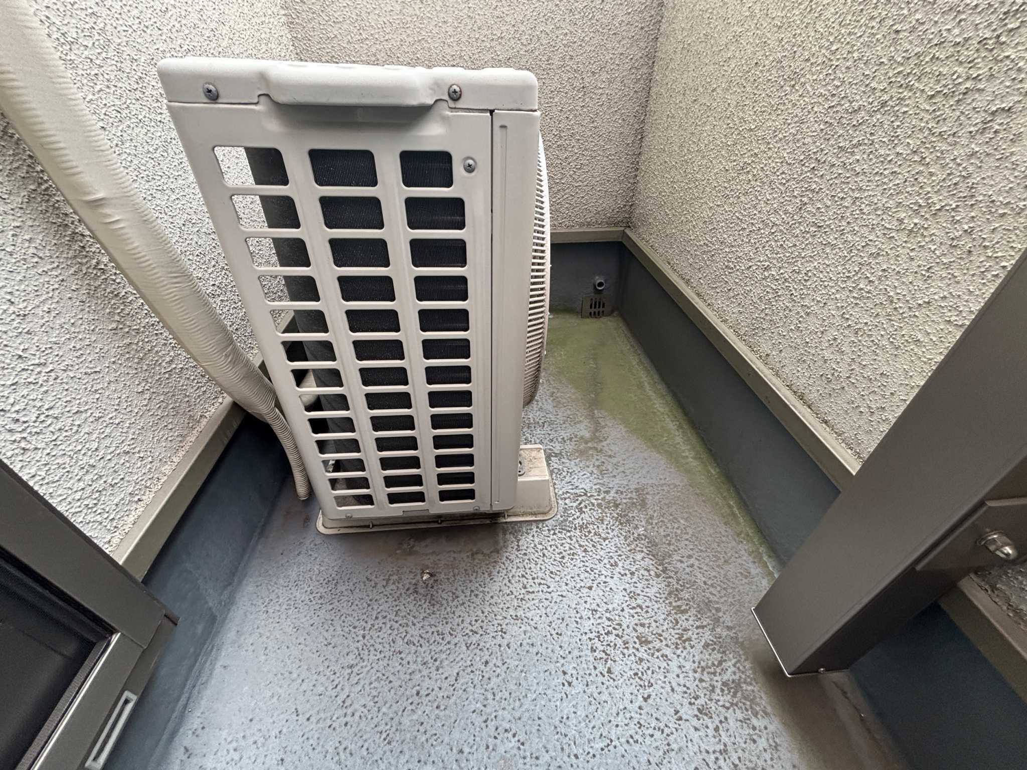 横浜市鶴見区にて雨漏り予防の防水工事〈バルコニーFRP防水〉の施工前写真