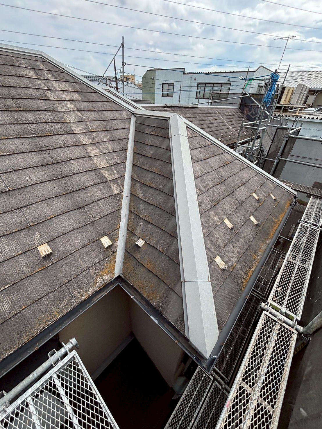 横浜市鶴見区にて屋根修理・外壁塗装〈リッジウェイでカバー工法〉の施工前写真