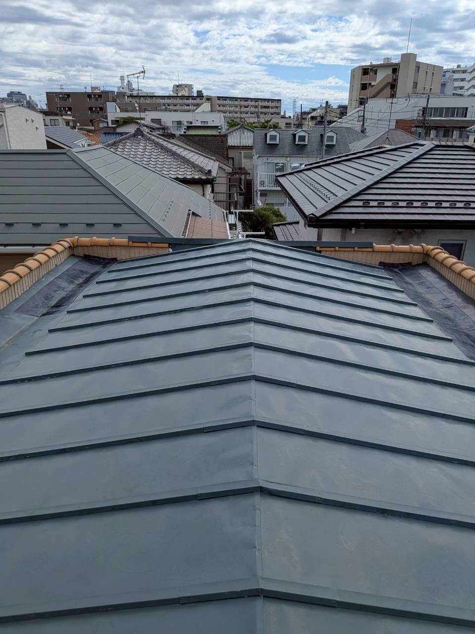 横浜市鶴見区にて雨漏り修理〈天井からの雨漏り・葺き替え工事〉の施工前写真
