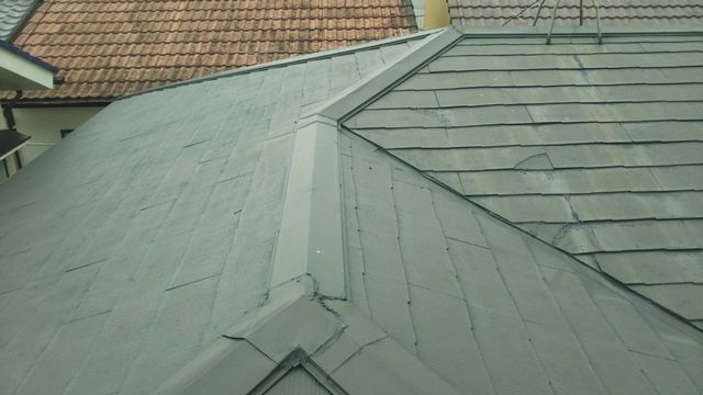 横浜市青葉区にてひび割れや欠けが気になる屋根をカバー工法で雨漏り予防の施工前写真