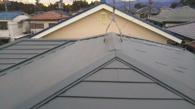 横浜市青葉区にてひび割れや欠けが気になる屋根をカバー工法で雨漏り予防の施工後写真
