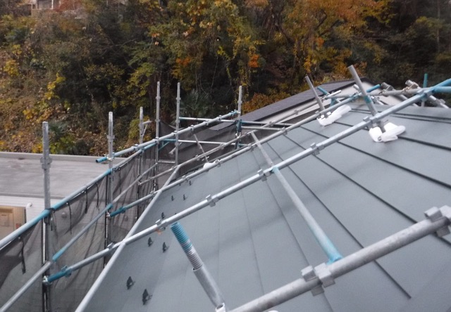 横浜市にて雨漏り修理〈天窓まわりからの雨漏りとスレート屋根カバー工法〉の施工後写真